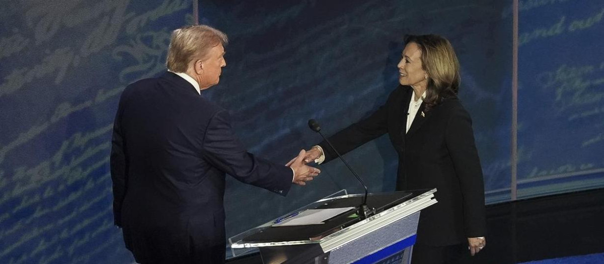 El candidato republicano, Donald Trump, y la candidata demócrata, Kamala Harris, se saludan antes de comenzar el debate presidencial