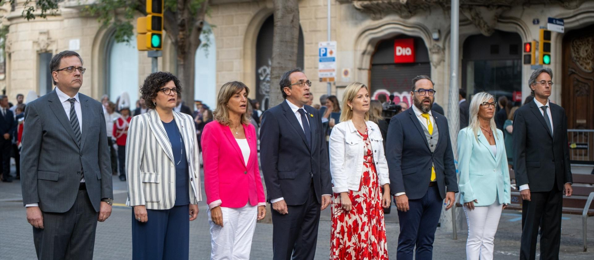 El presidente del Parlament de Cataluña, Josep Rull (4i), junto a miembros del Parlament, llegan a la ofrenda floral al monumento de Rafael Casanova, con motivo de la Diada, en la Ronda de Sant Pere-Alí Bei, a 11 de septiembre de 2024, en Barcelona, Catalunya (España). La jornada de la Diada en Cataluña comienza con la ofrenda floral a Rafael Casanova, a la que se espera una comitiva de todas las instituciones y partidos, salvo PP y Vox. Además, hoy es el primer 11 de septiembre sin un presidente independentista al frente de la Generalitat desde hace 12 años y por tanto, no habrá representantes del Executiu en la manifestación soberanista.

Lorena Sopêna / Europa Press
11 SEPTIEMBRE 2024;DIADA;INDEPENDENTISMO;CATALUÑA;RAFAEL CASANOVA: OFRENDA
11/9/2024