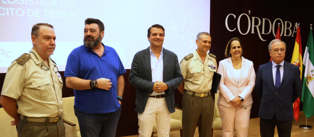 El alcalde de Córdoba, José María Bellido, asiste a la sesión informativa sobre la Oferta Pública de Empleo para la Base Logística del Ejército de Tierra 'General Javier Valera'.