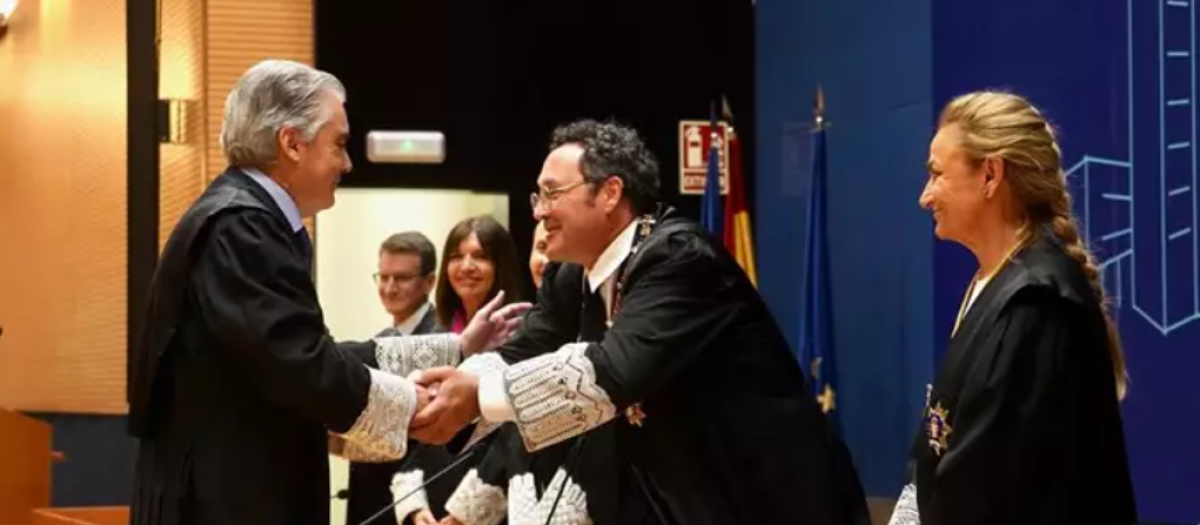 El nuevo fiscal superior de la Comunidad Valenciana (izquiera) saluda al fiscal general del Estado
