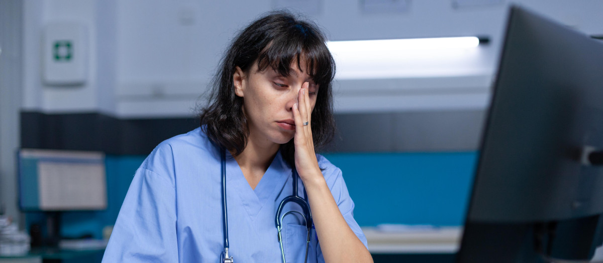 Médico estresada en su puesto de trabajo