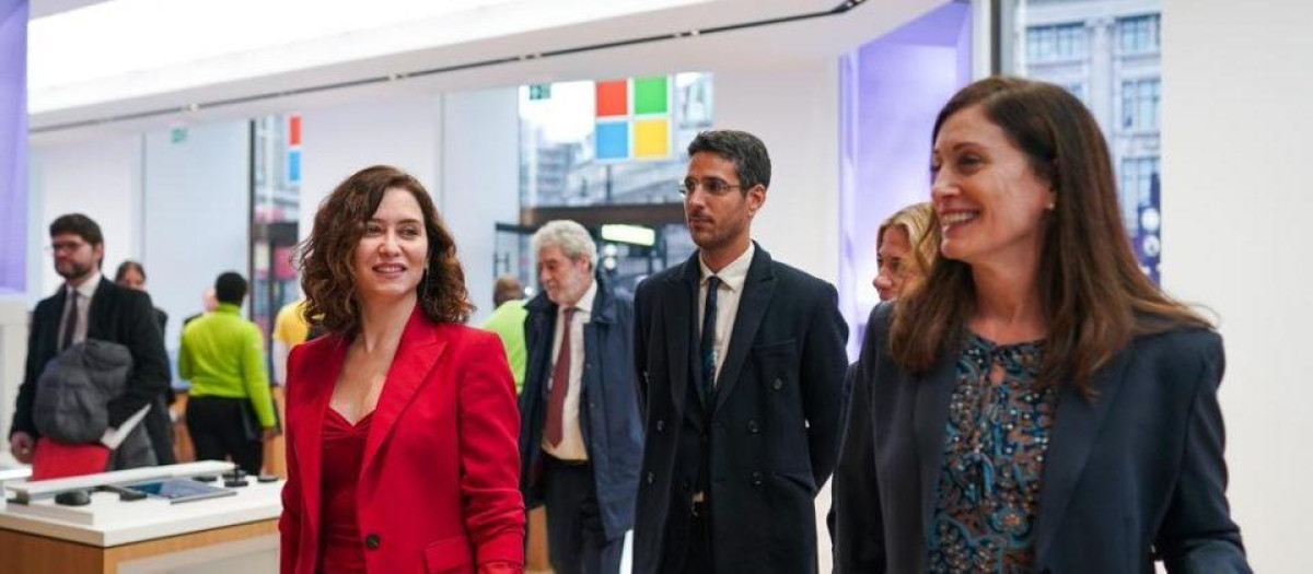 Isabel Díaz Ayuso visita unas oficinas de Microsoft