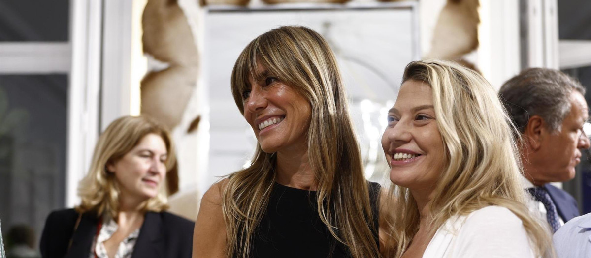 Begoña Gómez (i), esposa del presidente del Gobierno Pedro Sánchez, asiste a la presentación de la colección de la firma Marcos Luengo