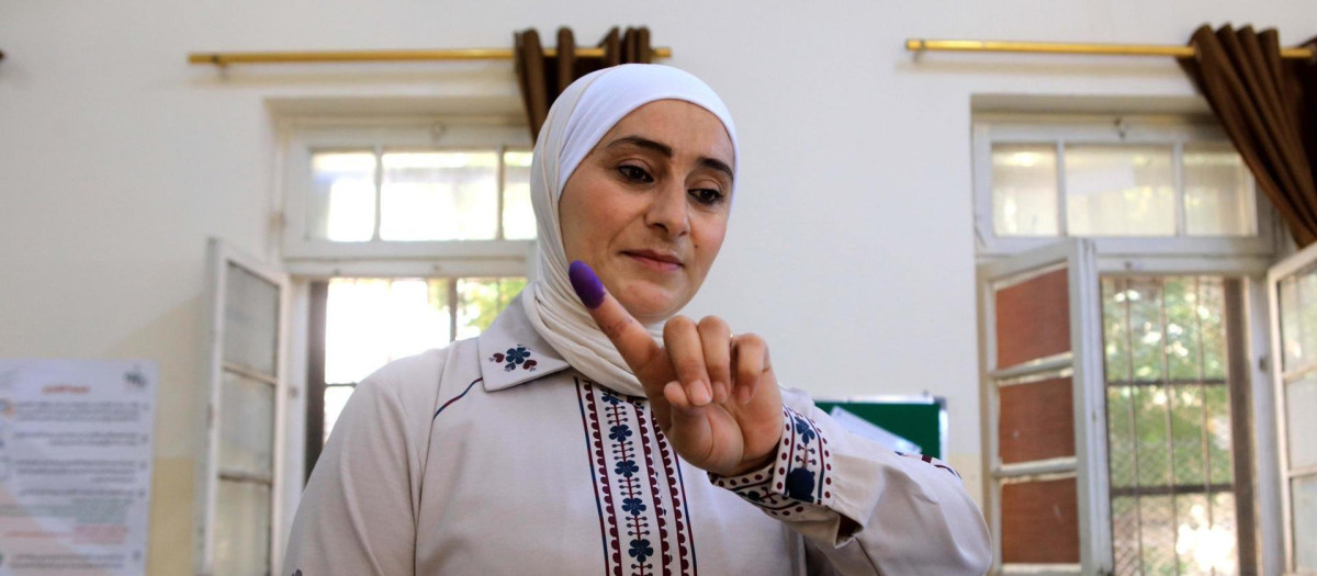 Una mujer jordana muestra su dedo después de votar en Ammán (Jordania)
