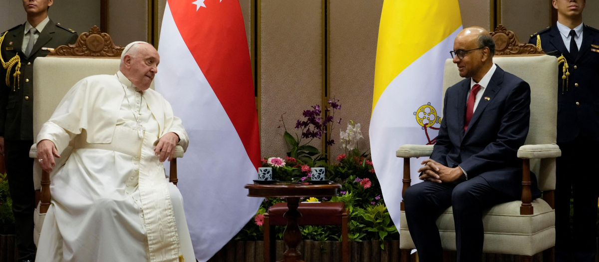 El Papa Francisco junto al presidente de Singapur, Tharman Shanmugaratnam