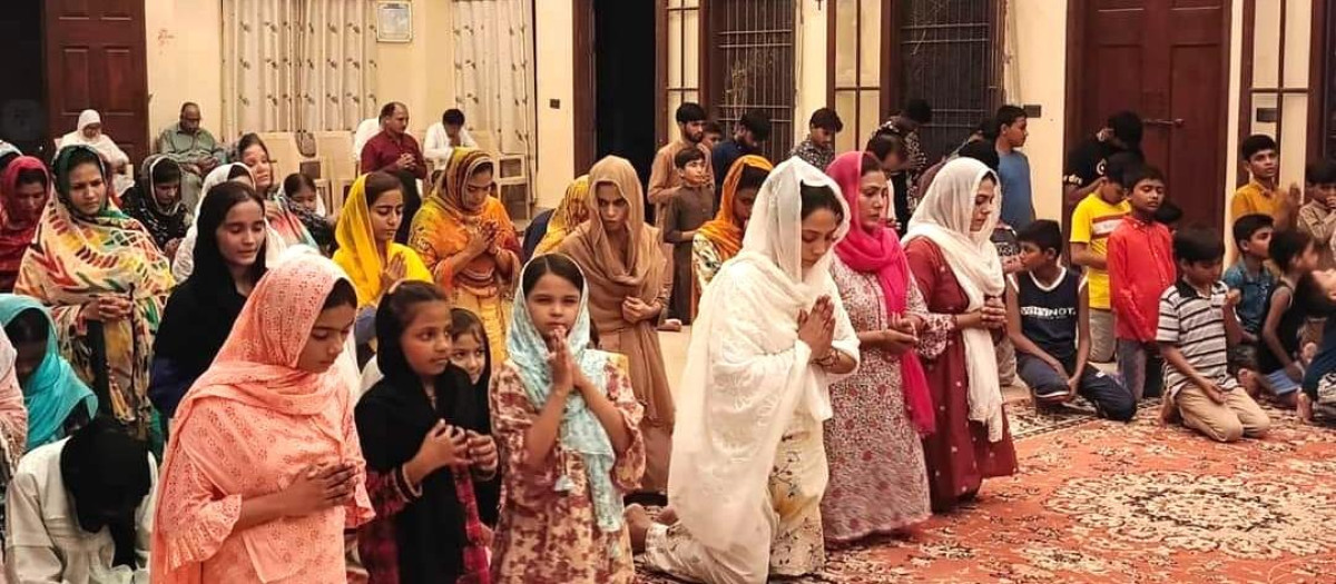 Unas mujeres pakistanís católicas rezan