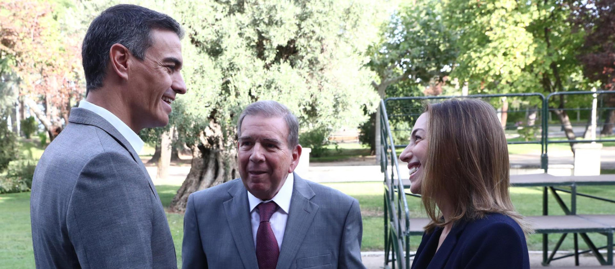 El presidente Pedro Sánchez junto al opositor venezolano Edmundo González y su hija Carolina González