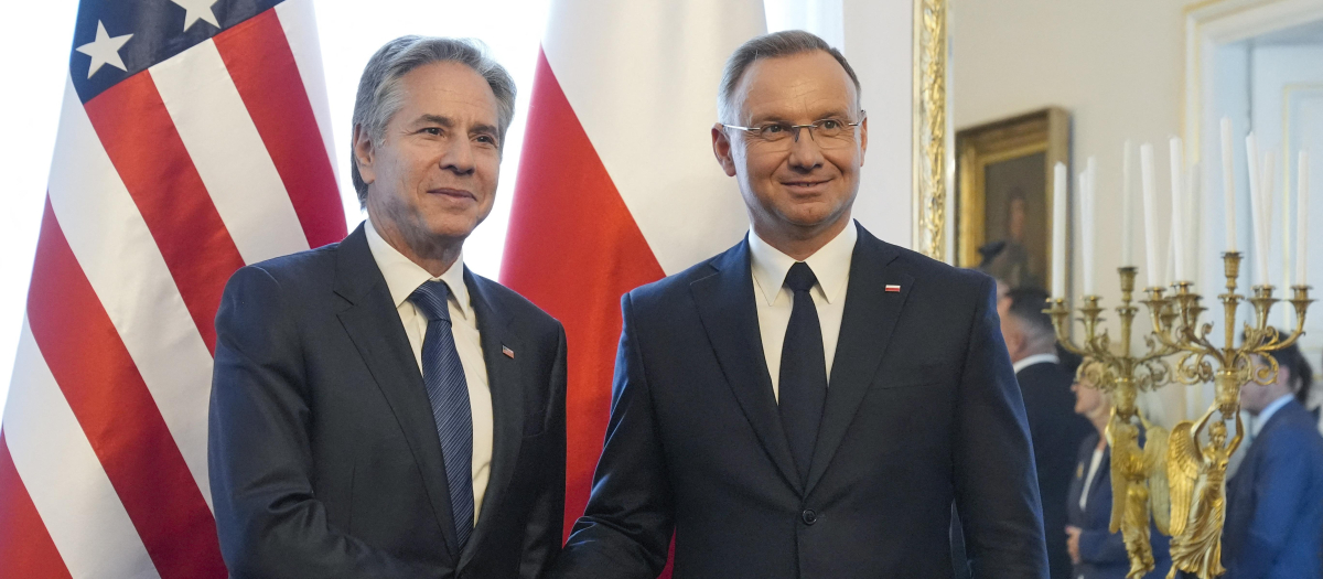 Antony Blinken, secretario de Estado de EE.UU., saluda a Andrzej Duda, presidente de Polonia, en Varsovia