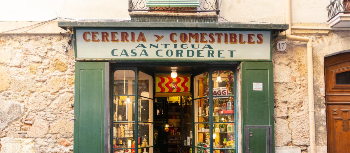 Entrada a Can Corderet, la tienda más antigua de Cataluña aún en activo