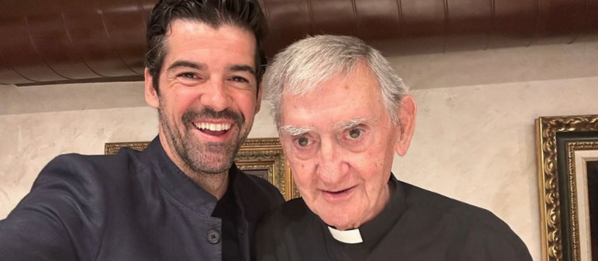 El célebre actor con el sacerdote Pepe Casanova