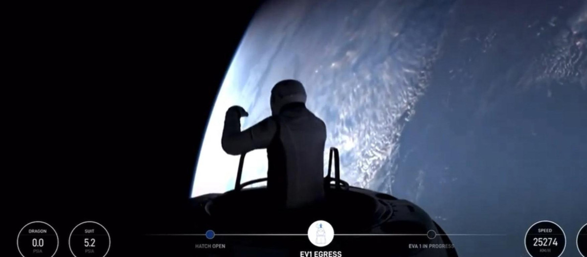 El multimillonario Jared Isaacman sale de la escotilla al comienzo de la primera caminata espacial privada, el 12 de septiembre de 2024