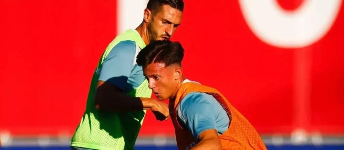 Rubén Gómez, disputándole un balón a Koke