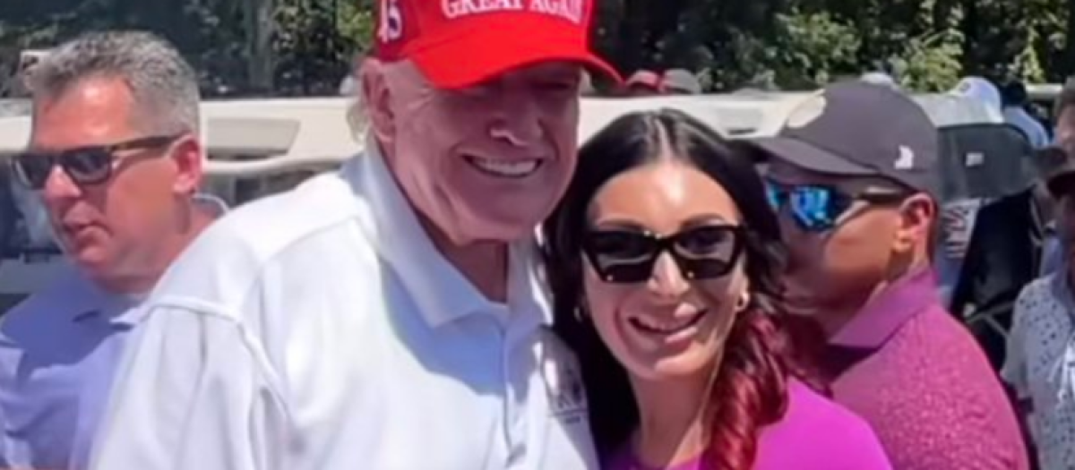 Donald Trump junto a Laura Loomer señalada como teórica de la conspiración