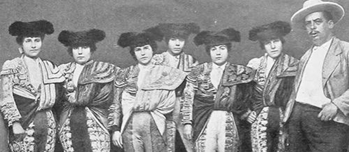 Las señoritas toreras posando junto a su apoderado