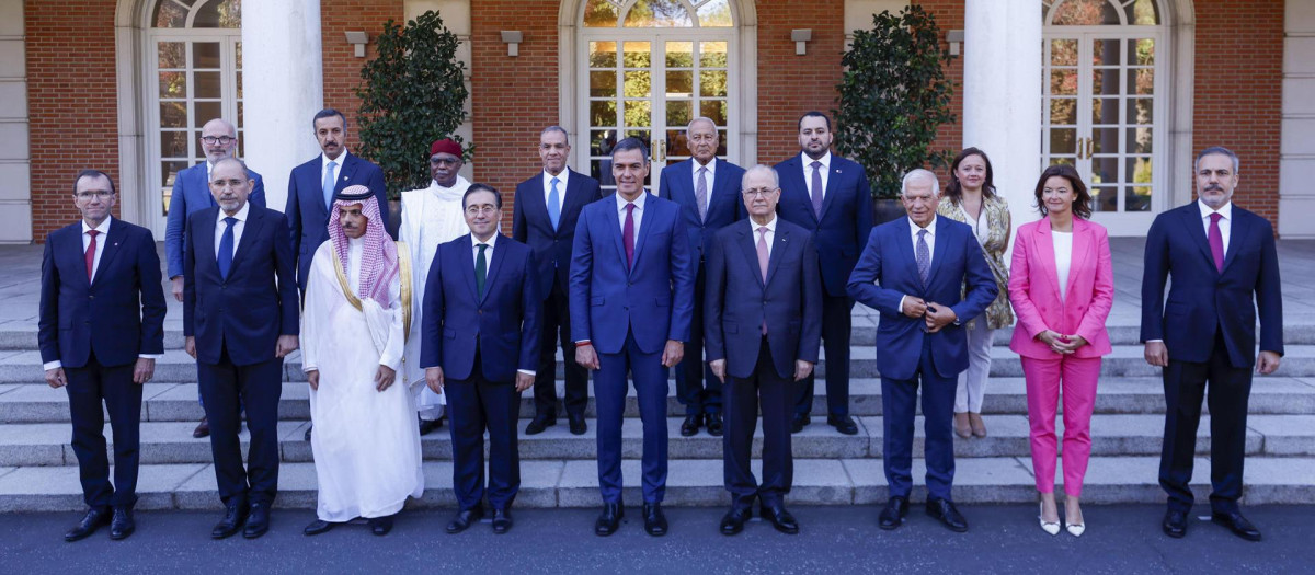 El presidente del Gobierno, Pedro Sánchez, ha recibido a los participantes en la 'Reunión de Madrid'