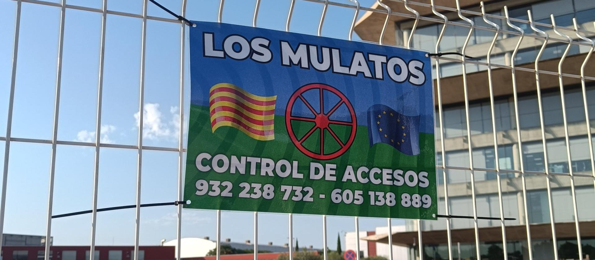 Cartel que indica que una parcela en obras está vigilada