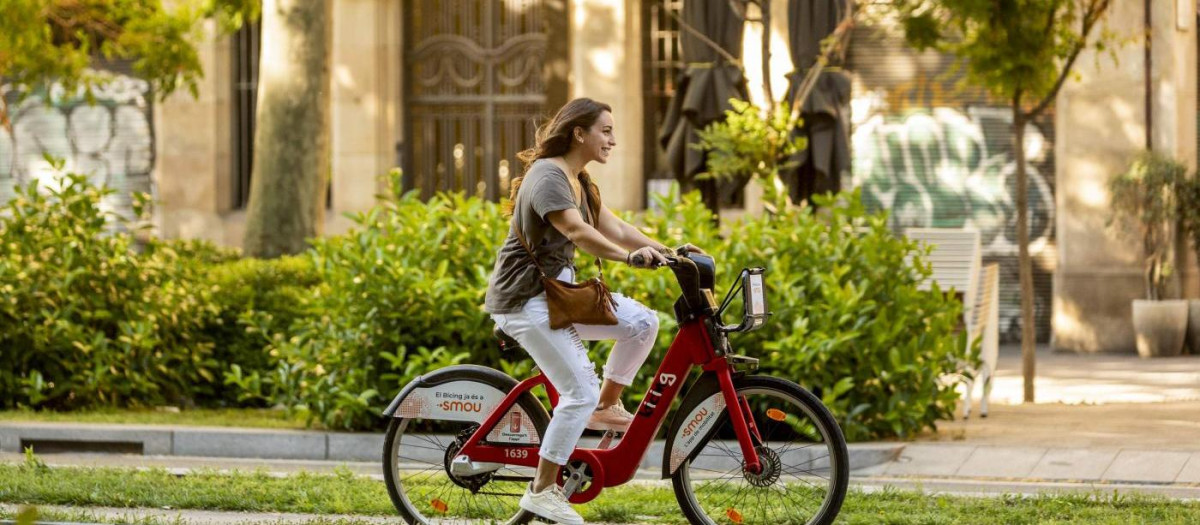 Una ciclista usa el servicio municipal de bicicletas de alquiler Bicing