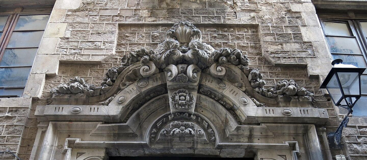 Portal del palacio Guelbes, en la calle Regomir de Barcelona