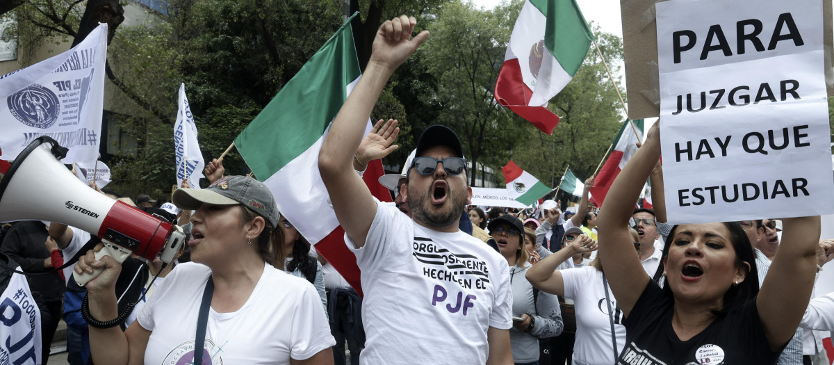 Jueces y estudiantes de derecho marchan en contra de la reforma judicial de López Obrador