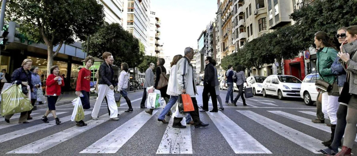 Varias personas cruzan en la valenciana calle Colón