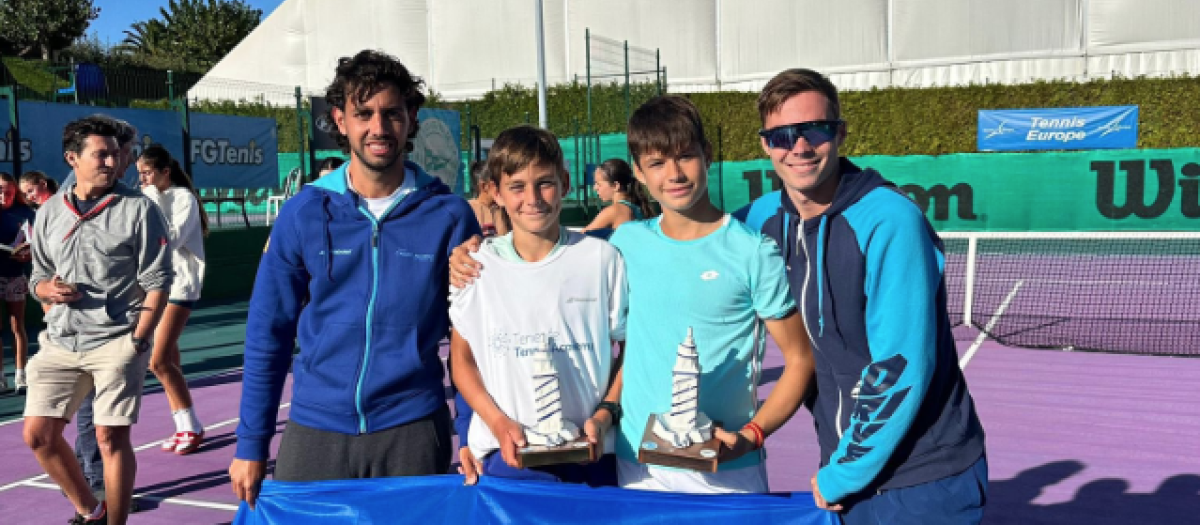 Jaime Alcaraz, segundo por la derecha, gana en dobles el Tennis Europe de La Coruña