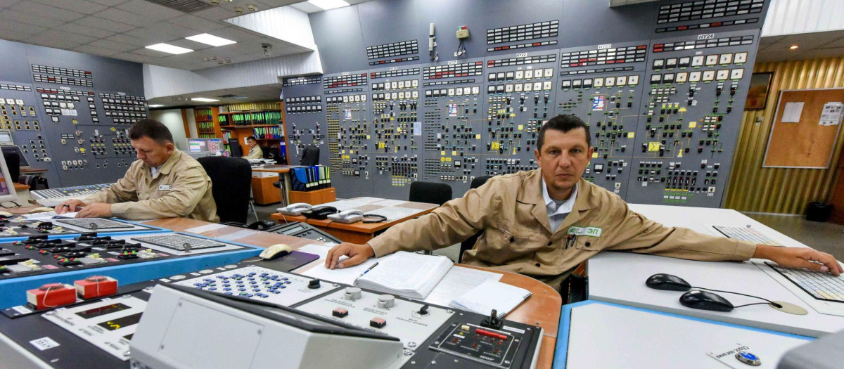Panel de control de la central nuclear de Zaporizhia, en el sureste de Ucrania