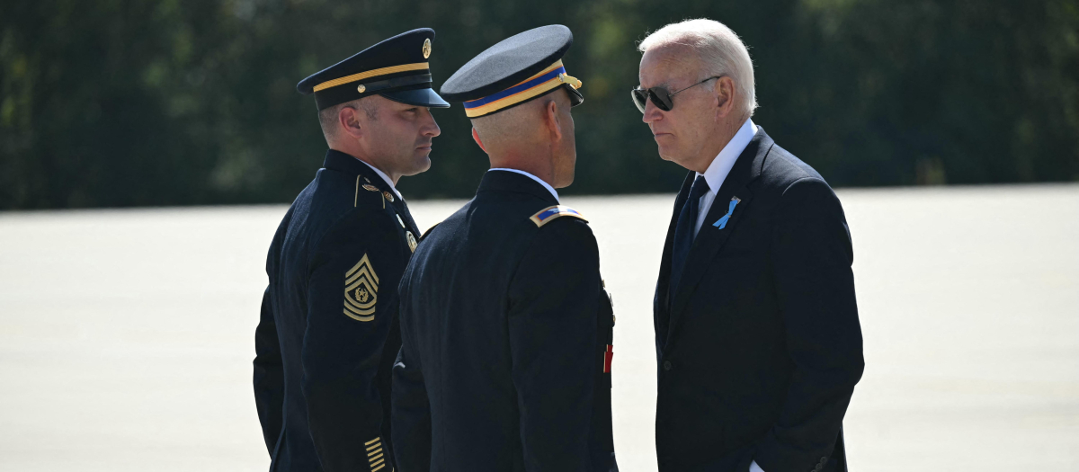 Joe Biden, junto a militares, en el Memorial del 11S