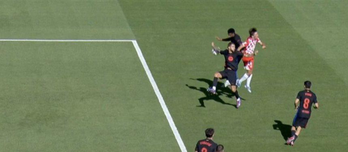 Íñigo Martínez golpeó la pelota con la mano y el árbitro señaló penalti