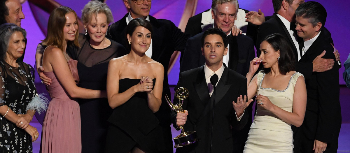 Jen Statsky, Lucia Aniello y Paul W. Downs, junto con el elenco y el equipo, aceptan el premio a la mejor serie de comedia por "Hacks" en el escenario durante la 76.ª edición de los premios Emmy