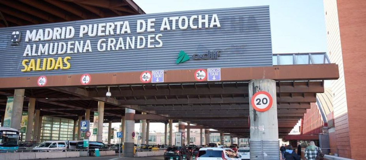 Varios taxis esperan en la estación de Puerta de Atocha