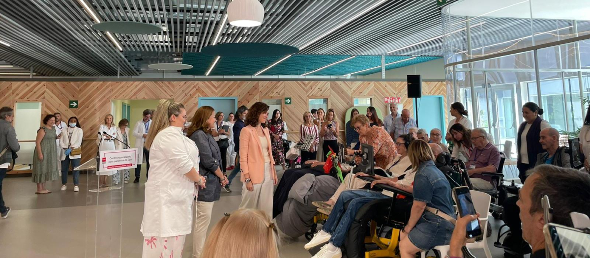 Isabel Díaz Ayuso visita el centro diurno de ELA del Zendal acompañada de Jordi Sabaté