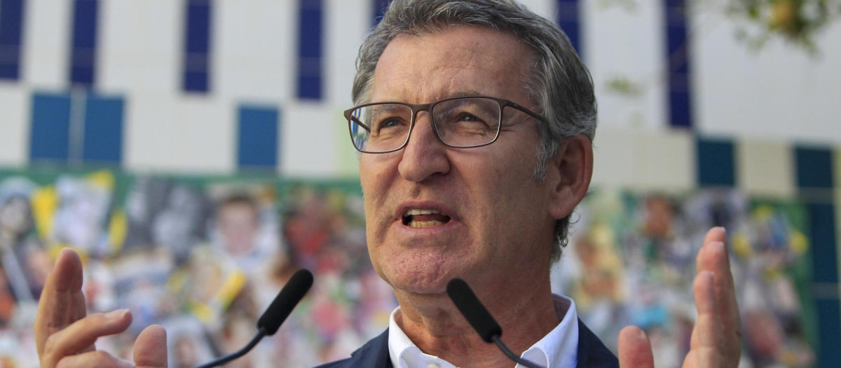 El presidente del Partido Popular, Alberto Núñez Feijóo, durante su visita a una escuela infantil de la ciudad de Alicante