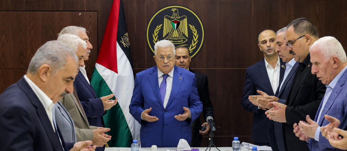 Mahmud Abás (centro) con la miembros de la Organización de Liberación de Palestina en Ramallah