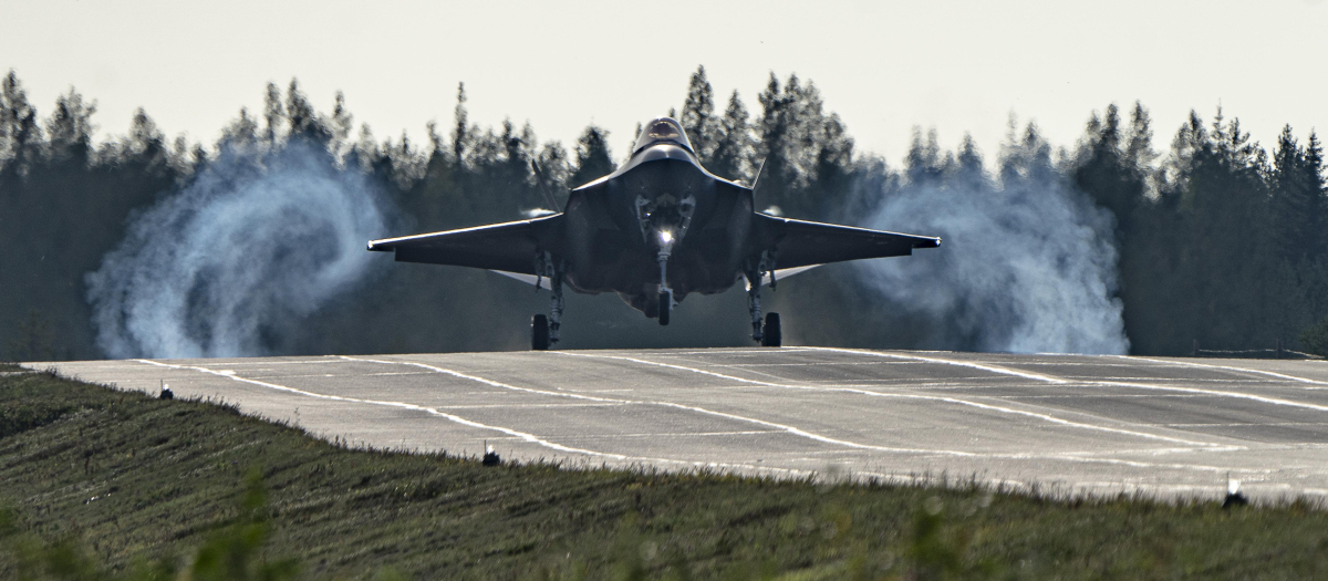 Dos aviones F-35 Lightning II de la Fuerza Aérea de los EE.UU. protagonizaron operaciones de aterrizaje y despegue en una autopista de Finlandia