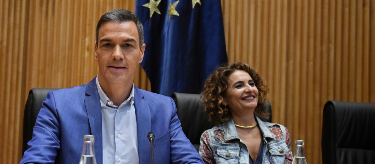 El secretario general del PSOE y presidente del Gobierno, Pedro Sánchez y la vicesecretaria general del PSOE, vicepresidenta primera del Gobierno y ministra de Hacienda, María Jesús Montero, durante la reunión interparlamentaria socialista de los grupos parlamentarios del Congreso de los Diputados y del Senado y eurodiputados, en el Congreso de los Diputados, a 16 de septiembre de 2024, en Madrid (España). Esta es la primera reunión que el líder del PSOE mantendrá con sus diputados tras la vuelta de vacaciones y de cara a preparar el nuevo curso.

Fernando Sánchez / Europa Press
16 SEPTIEMBRE 2024;PSOE;SANCHEZ;CONGRESO;SOCIALISTA;PSOE;REUNION;CONGRESO
16/9/2024