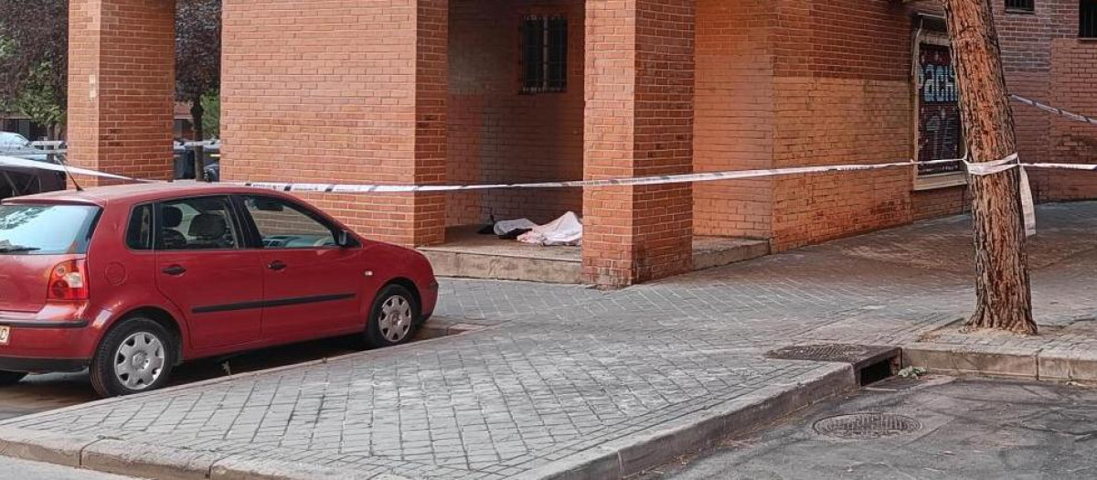 El cadáver del joven asesinado este lunes en un portal de San Bla-Canillejas de Madrid