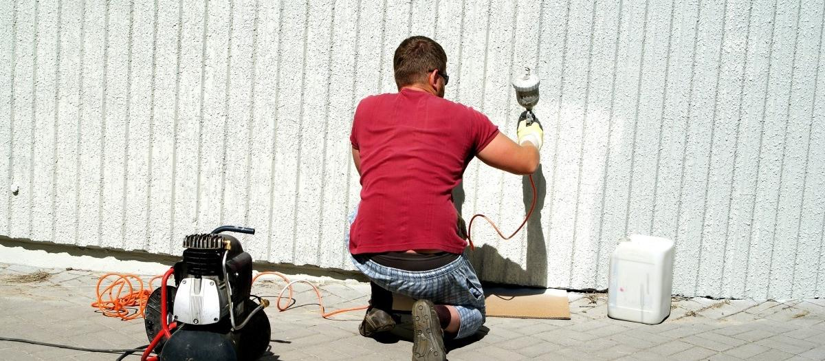 Un hombre pinta una pared