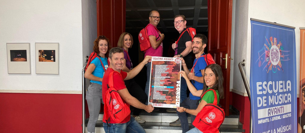 El equipo de Avanti, en las instalaciones del teatro