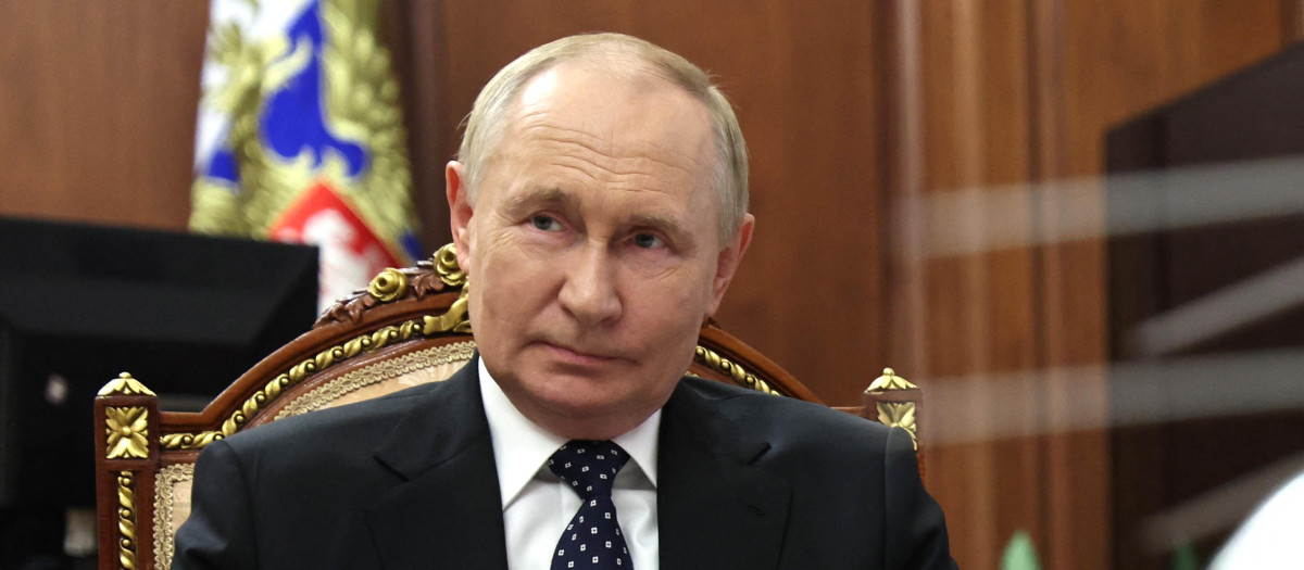 El presidente de Rusia, Vladimir Putin, asiste a una reunión, en Moscú