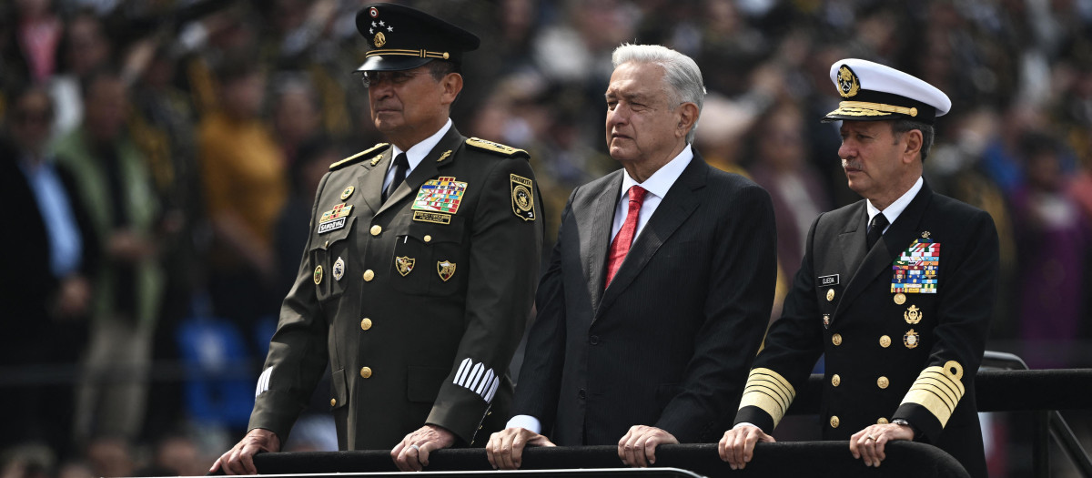 El presidente López Obrador durante el desfile militar por el 214 aniversario del Día de la Independencia en Ciudad de México
