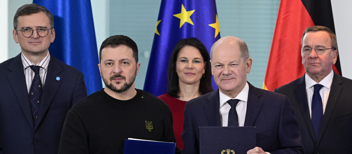 Zelenski junto a Scholz después de firmar un acuerdo bilateral sobre compromisos de seguridad el pasado febrero