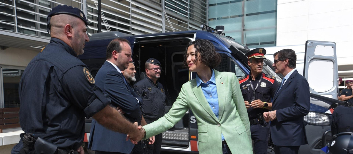 (Foto de ARCHIVO)
La portavoz del PSC, Núria Parlon (3d), saluda durante una visita al Complex Central de Mossos d'Esquadra, a 14 de agosto de 2024, en Barcelona, Catalunya (España). Salvador Illa ha realizado su primera visita oficial al complejo central de los Mossos d'Esquadra en Sabadell junto a la nueva consellera de Interior, Núria Parlón. Ambos se han desplazado hasta el cuartel general del cuerpo autonómico para mostrarles su apoyo tras estar en el centro de la polémica por la fuga del líder de Junts, Carles Puigdemont.

Alberto Paredes / Europa Press
14 AGOSTO 2024;BARCELONA;CATALUNYA;MOSSOS D ESQUADRA;COMPLEJO CENTRAL CUERPO MOSSOS D ESQUADRA
14/8/2024