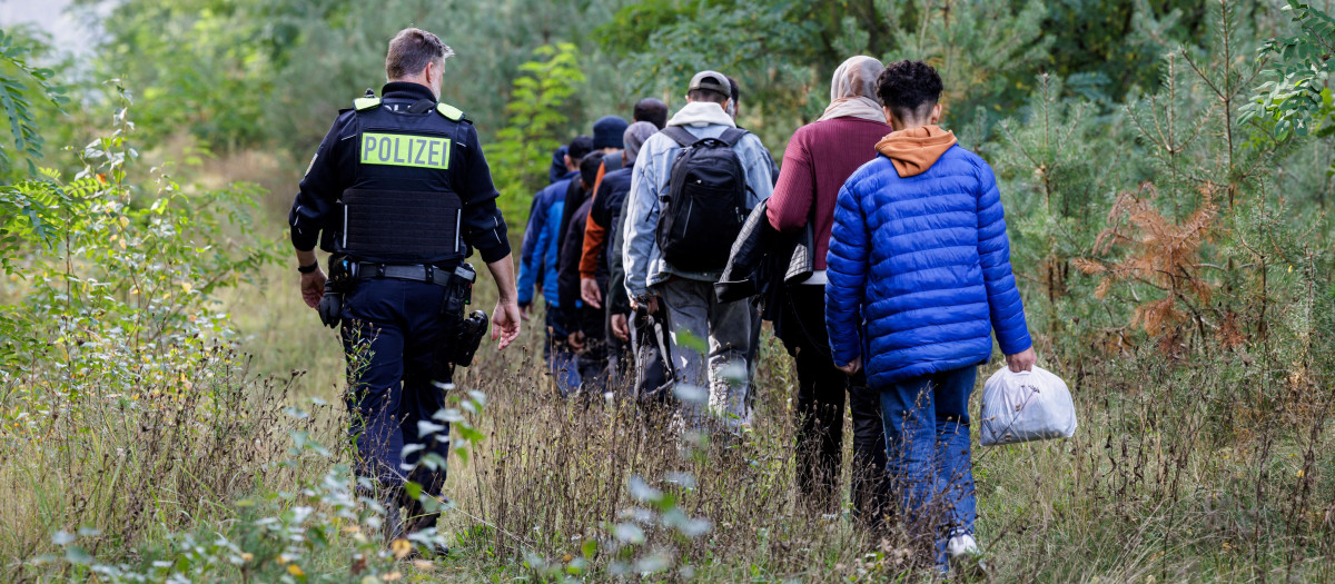 La policía alemana escolta un grupo de inmigrantes cerca de la frontera con Polonia