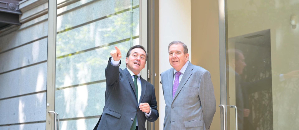 El ministro español de Asuntos Exteriores, José Manuel Albares (i), y al líder opositor venezolano Edmundo González Urrutia, este martes, en Madrid