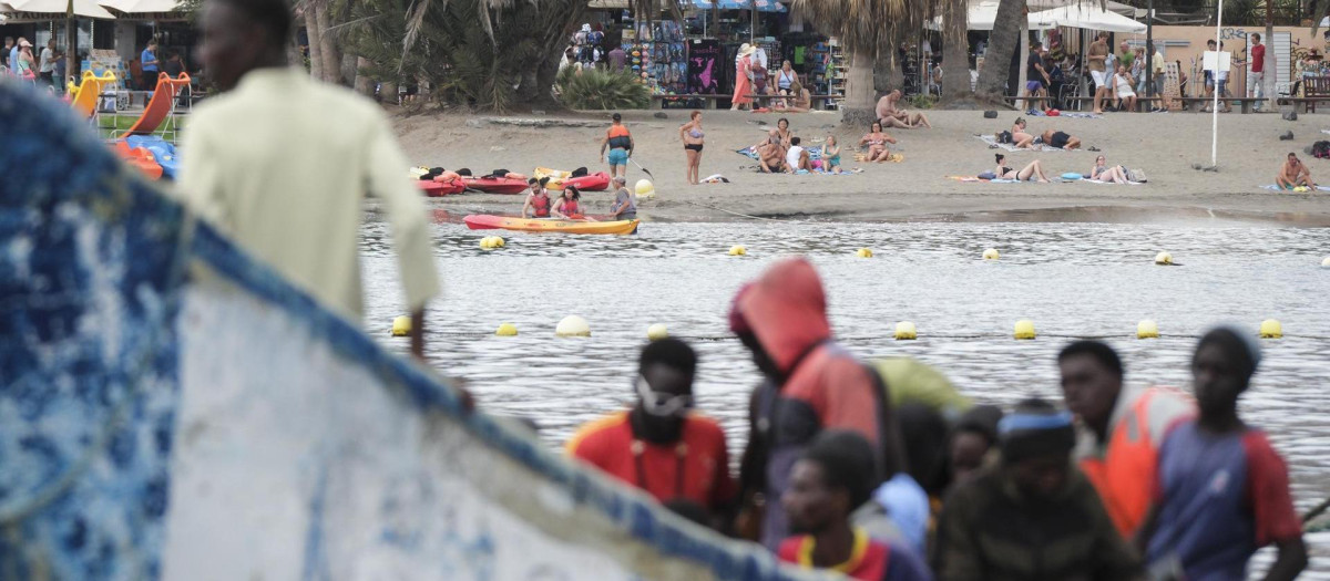 Un cayuco con 54 hombres a bordo ha llegado este martes al puerto de Los Cristinaos, en el sur de Tenerife
