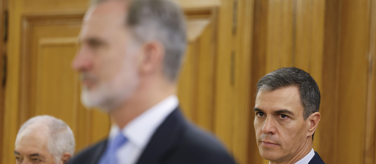 El Rey y el presidente del Gobierno, Pedro Sánchez, en el Palacio de La Zarzuela