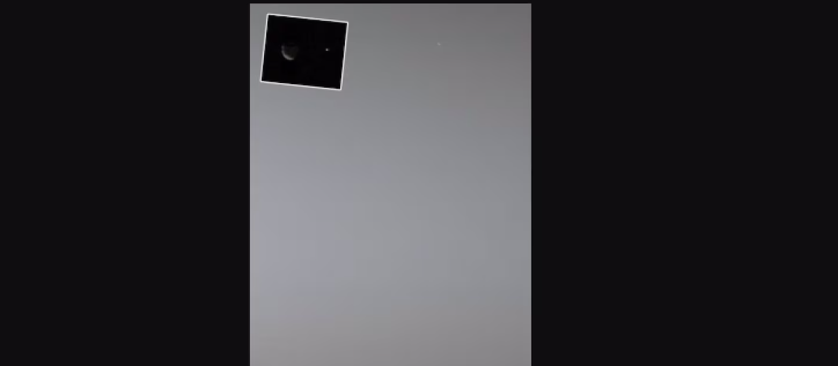 Foto del Curiosity desde Marte. Arriba a la izquierda, la luna Fobos y, en pequeño, la Tierra