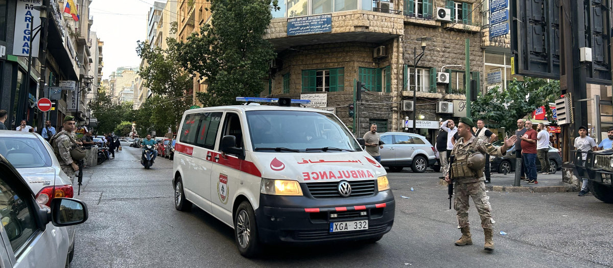 Una ambulancia traslada a heridos a un hospital en Beirut