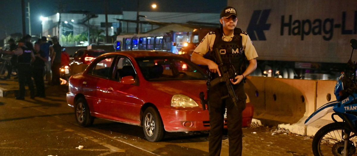 Un policía de Ecuador hace guardia en la prisión donde fue atacada su directora