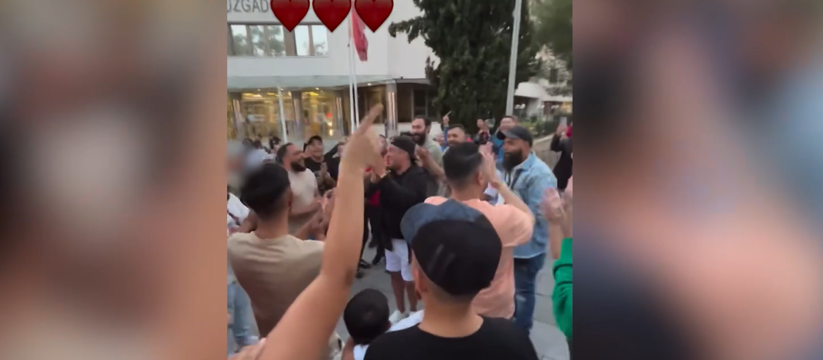 El clan familiar bailando a las puertas del juzgado de Plaza Castilla